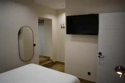 Una televisión o centro de entretenimiento en PACOROOMS