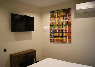 Una televisión o centro de entretenimiento en PACOROOMS