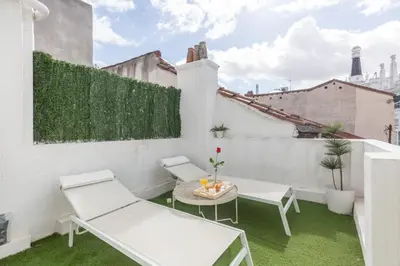 Un patio o zona al aire libre en Apartamento Ático Las letras - Alojamiento de temporada