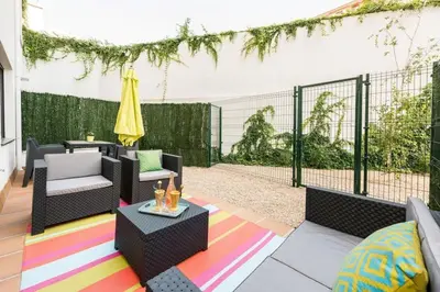 Zona de estar de Chamberí con jardín B by RegalateMadrid com