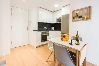 Una cocina o zona de cocina en Chamberí con jardín B by RegalateMadrid com