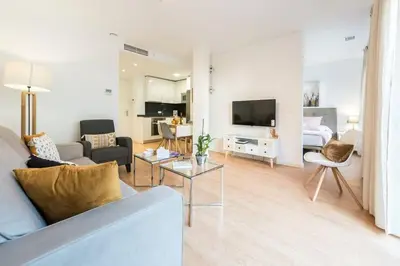 Una televisión o centro de entretenimiento en Chamberí con jardín B by RegalateMadrid com