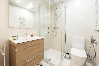 Un baño de Chamberí con jardín B by RegalateMadrid com