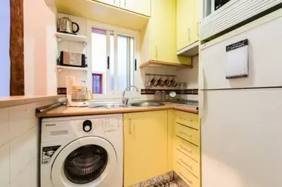 Una cocina o zona de cocina en Luminoso Apartamento en Lavapiés-Tirso de Molina