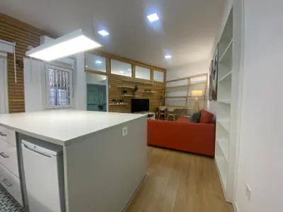 Una cocina o zona de cocina en Madrid Vistillas - Apartamento Acogedor
