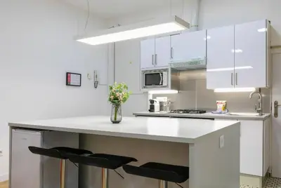 Una cocina o zona de cocina en Madrid Vistillas - Apartamento Acogedor