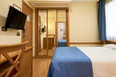 Cama o camas de una habitación en II Castillas Madrid