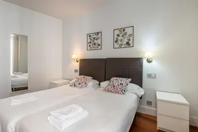 Cama o camas de una habitación en Modern with 7 balconies - 3 Beds 2B - Plaza Mayor