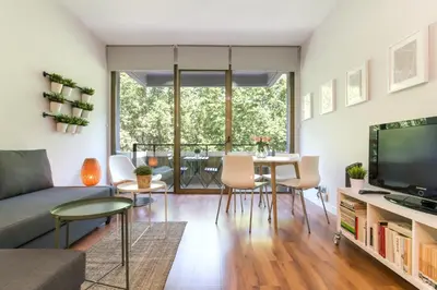 Una televisión o centro de entretenimiento en Paseo del Prado I - Estudio con Piscina y Terraza