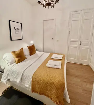 Cama o camas de una habitación en Urban rooms Fuencarral
