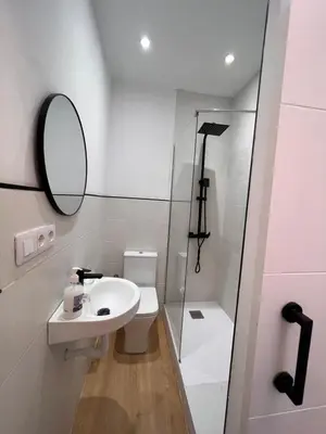 Un baño de Urban rooms Fuencarral