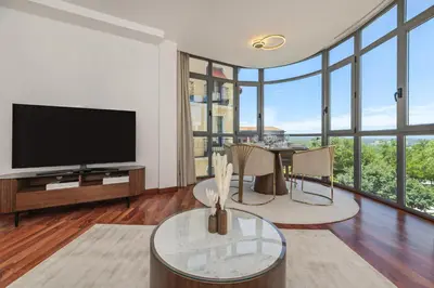 Una televisión o centro de entretenimiento en Luxury apartments in Barrio Palacio