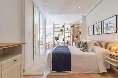 Cama o camas de una habitación en Luminoso y tranquilo cerca de Gran Vía