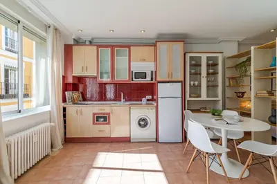Una cocina o zona de cocina en Luminoso y tranquilo cerca de Gran Vía