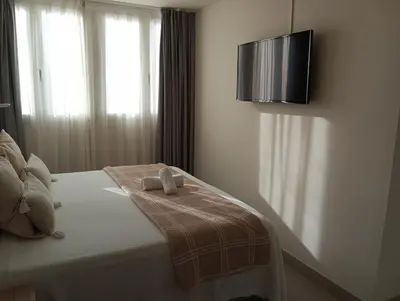 Una televisión o centro de entretenimiento en HOSTAL LA ESTACION TERRAZAS