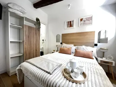 Cama o camas de una habitación en Encantador Tirso Molina Exterior Mesón Temporal