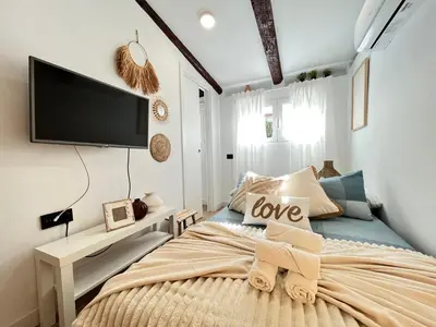 Cama o camas de una habitación en Encantador Tirso Molina Exterior Mesón Temporal