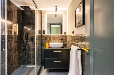 Un baño de Stylish 4 suites +patio luxury apartment Gran Via
