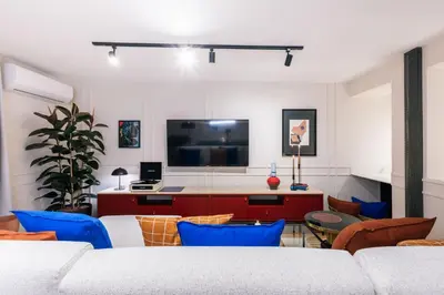 Una televisión o centro de entretenimiento en Stylish 4 suites +patio luxury apartment Gran Via