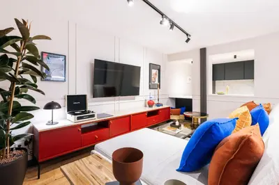 Una televisión o centro de entretenimiento en Stylish 4 suites +patio luxury apartment Gran Via