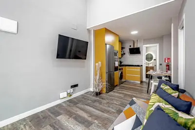 Una televisión o centro de entretenimiento en Luminoso cerca 4 Caminos- Apartamento REINA VICTORIA