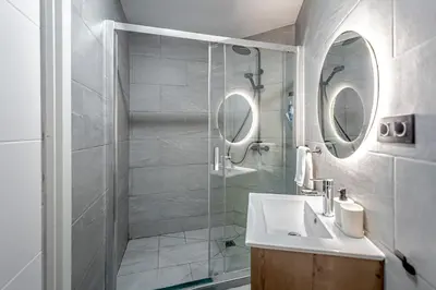 Un baño de Luminoso cerca 4 Caminos- Apartamento REINA VICTORIA