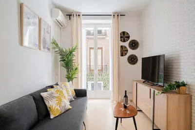 Una televisión o centro de entretenimiento en For You Rentals Elegante y bonito apartamento TEMPORAL en el Corazón de Madrid DIN131C