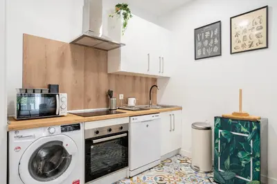 Una cocina o zona de cocina en For You Rentals Elegante y bonito apartamento TEMPORAL en el Corazón de Madrid DIN131C