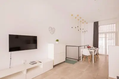 Una televisión o centro de entretenimiento en Dúplex en Antón Martín 6 Personas