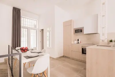 Una cocina o zona de cocina en Dúplex en Antón Martín 6 Personas