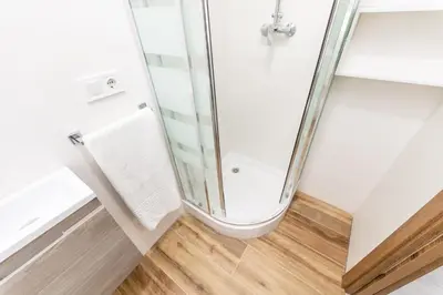 Un baño de Los Apartamentos Jacinto Benavente Centro Madrid