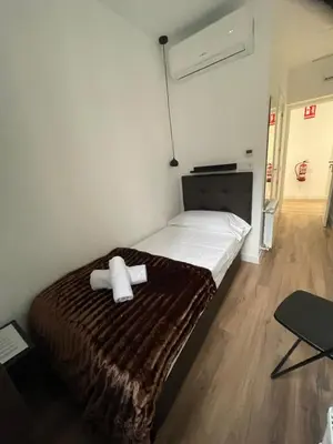 Cama o camas de una habitación en Hostal Arenal Madrid