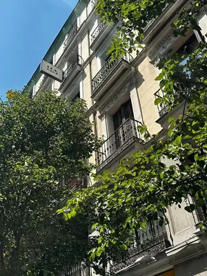 Edificio en el que se encuentra el hostal o pensión