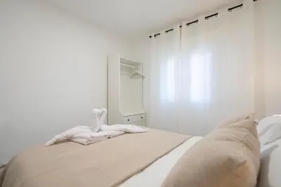 Cama o camas de una habitación en For you Rentals Moderno apartamento TEMPORAL cerca ZOO y del Parque de Atracciones CEB765