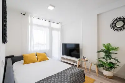 Una televisión o centro de entretenimiento en For you Rentals Moderno apartamento TEMPORAL cerca ZOO y del Parque de Atracciones CEB765