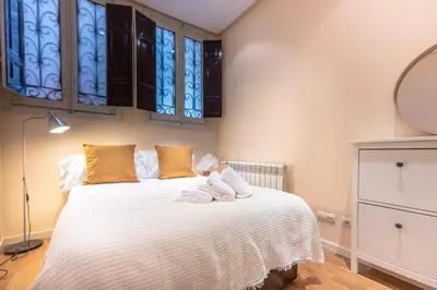 Cama o camas de una habitación en For you Rentals Elegante y colonial Apartamento TEMPORAL en Malasaña MAD283