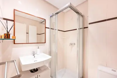 Un baño de For you Rentals Elegante y colonial Apartamento TEMPORAL en Malasaña MAD283