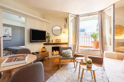Una televisión o centro de entretenimiento en Apartamento con terraza junto a Sol