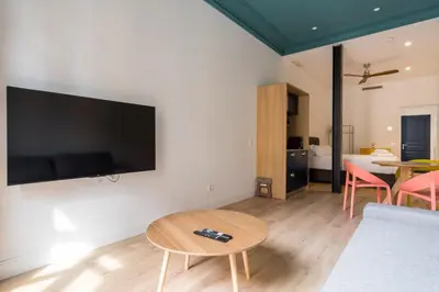 Una televisión o centro de entretenimiento en Modern Bright- Studio -Chueca