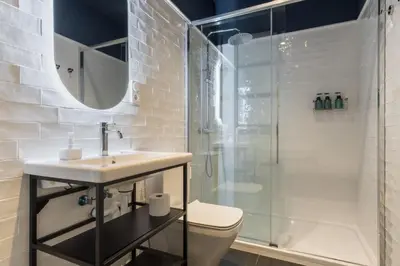 Un baño de Modern Bright- Studio -Chueca