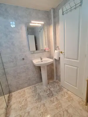 Un baño de Plaza Mostenses en Plaza España