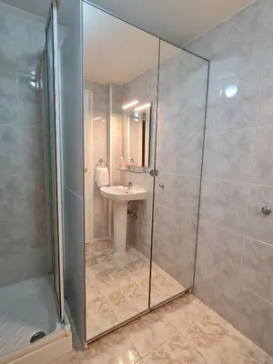Un baño de Plaza Mostenses en Plaza España