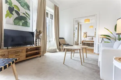 Una televisión o centro de entretenimiento en Apartamento Santa Ana Place en Madrid