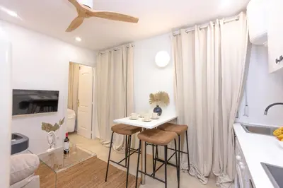 Una televisión o centro de entretenimiento en For Your Rentals Coqueto y elegante apartamento TEMPORAL cerca Politécnica de Madrid VAL1041