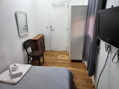 Una televisión o centro de entretenimiento en Hostel Pepe Viajes